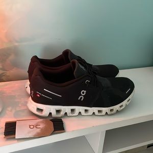 Women’s Size 8 Black OnCloud Tennis Shoes